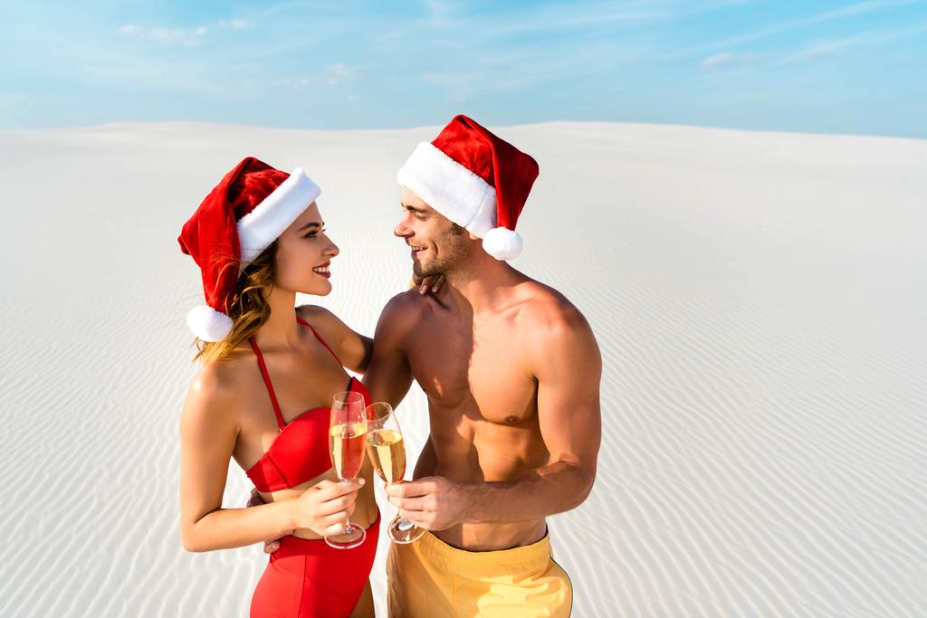 セクシーな彼女とボーイフレンドクリンクとともにシャンパングラスと抱擁オンビーチでモルディブ  - 写真・画像