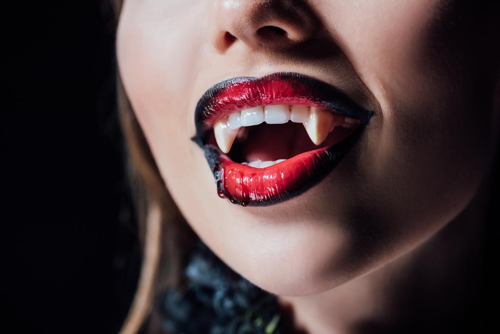 zbliżenie widok straszny wampir dziewczyna z kły izolowane na czarny - Zdjęcie, obraz