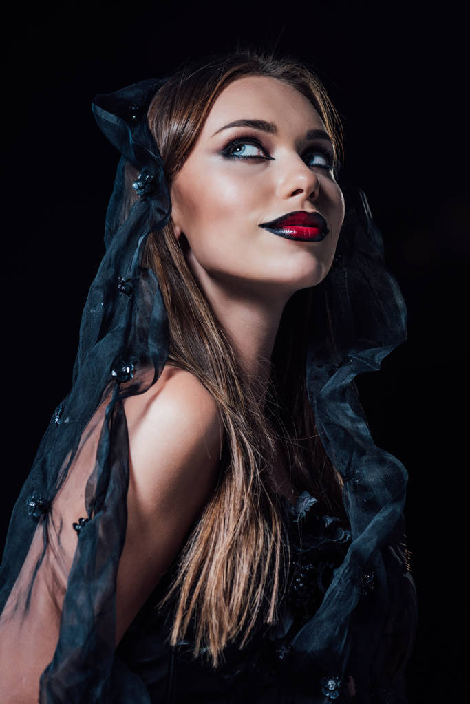 sorrindo vampiro menina em vestido gótico preto e véu isolado em preto
 - Foto, Imagem