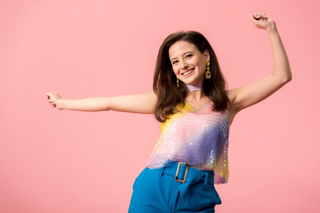 onnellinen nuori tyylikäs disko tyttö tanssia eristetty vaaleanpunainen
 - Valokuva, kuva