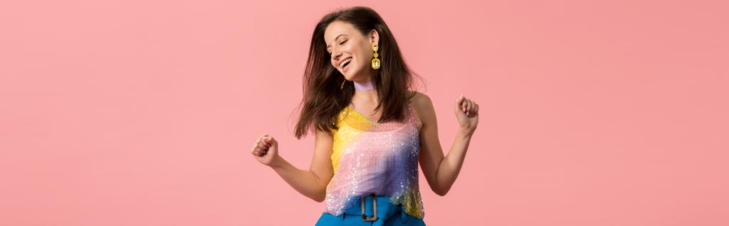 panoráma lövés izgatott fiatal elegáns disco lány tánc elszigetelt rózsaszín - Fotó, kép