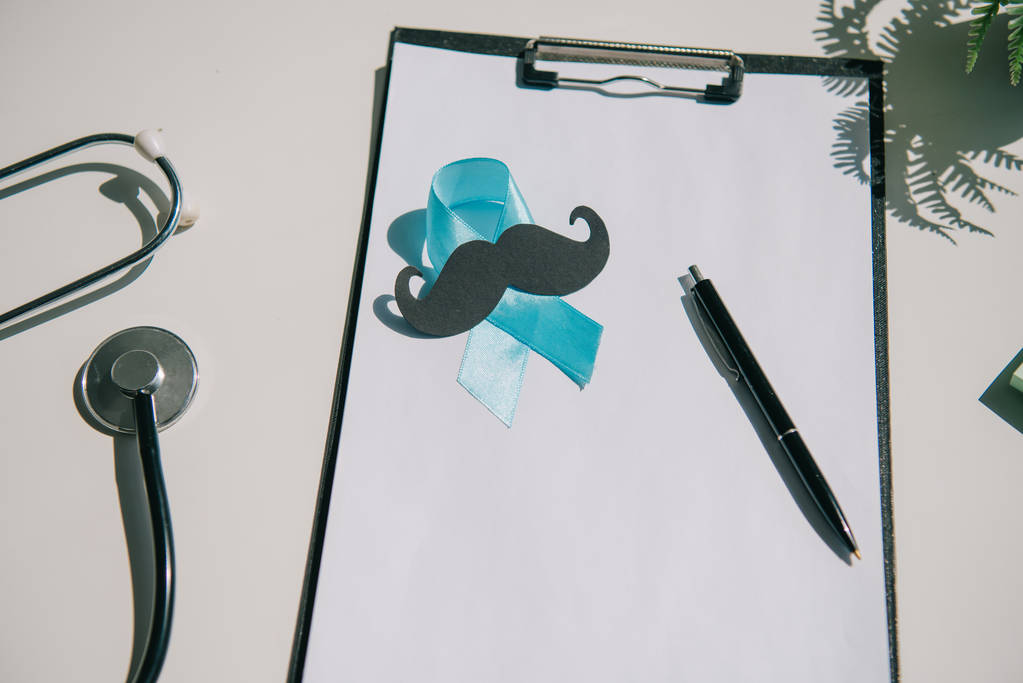 синя стрічка обізнаності, папір розрізав вуса і ручку на кишені з чистим папером біля стетоскопа
 - Фото, зображення