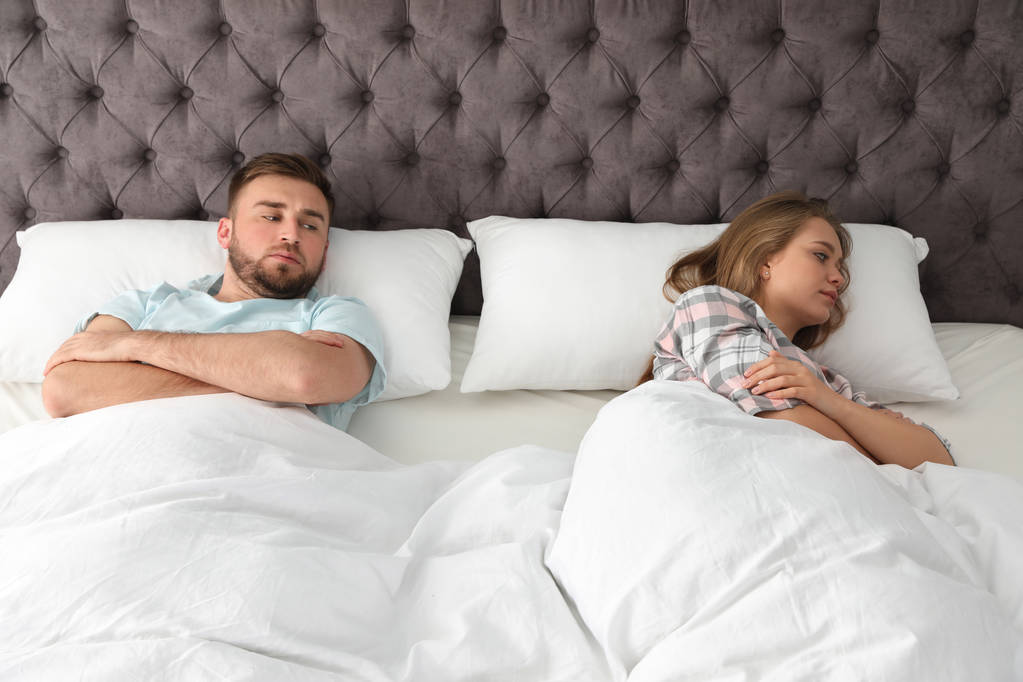 Mladý pár s problémy s vztahem v posteli doma - Fotografie, Obrázek