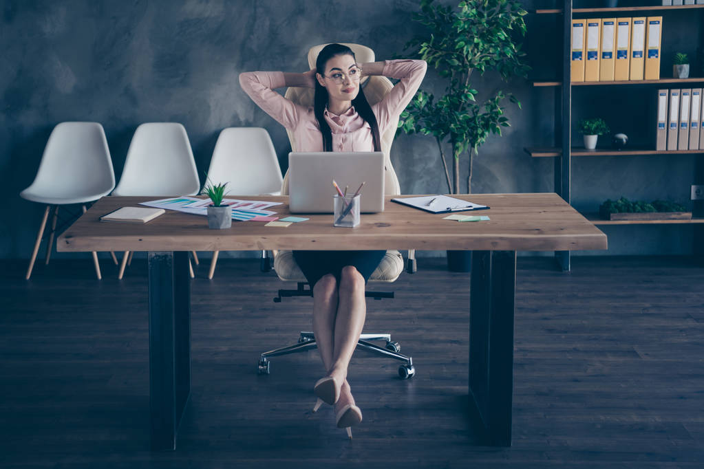 Täyspitkä kehon koko kuva iloinen hymyilevä ylpeä liiketoiminnan nainen etsii pois haaveilee edistäminen istuu hänen työpöydän rentouttava työ
 - Valokuva, kuva