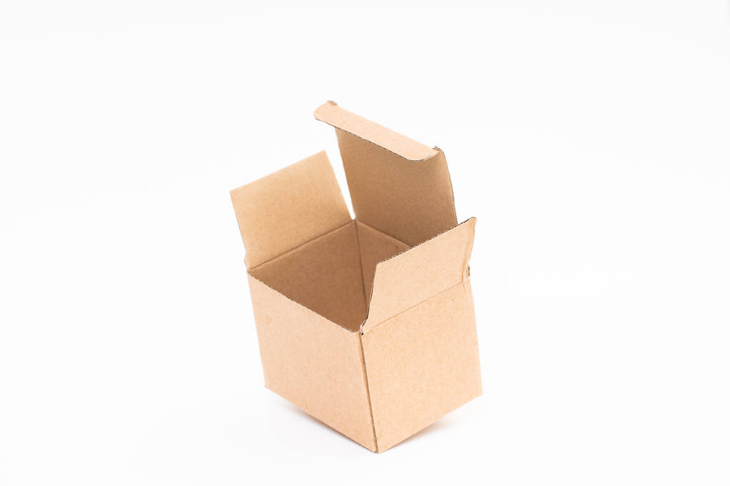 beyaz arkaplanda kahverengi karton kutu - Fotoğraf, Görsel