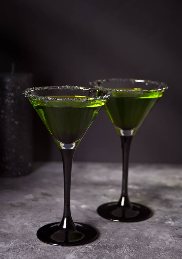 Két pohár zöld zombi koktél Halloween party a szürke háttér - Fotó, kép