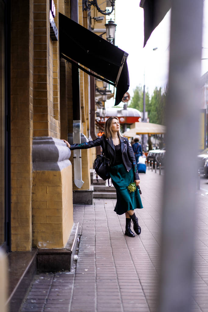 Jonge mooie vrouw loopt rond de stad in Europa, straat foto, vrouw poseren in het centrum van de stad - Foto, afbeelding