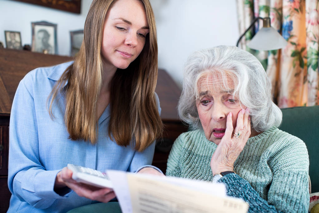 Žena pomáhá znepokojený starší soused obavy o dluh s  - Fotografie, Obrázek