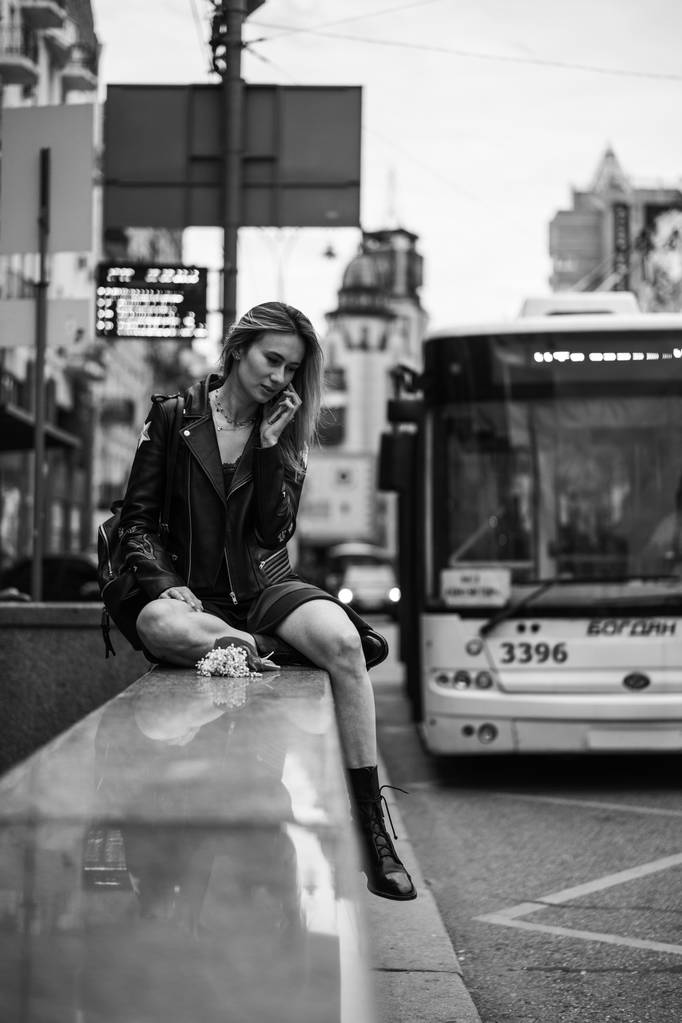 Nuori kaunis nainen kävelee ympäri kaupunkia Euroopassa, katukuva, nainen poseeraa kaupungin keskustassa
 - Valokuva, kuva