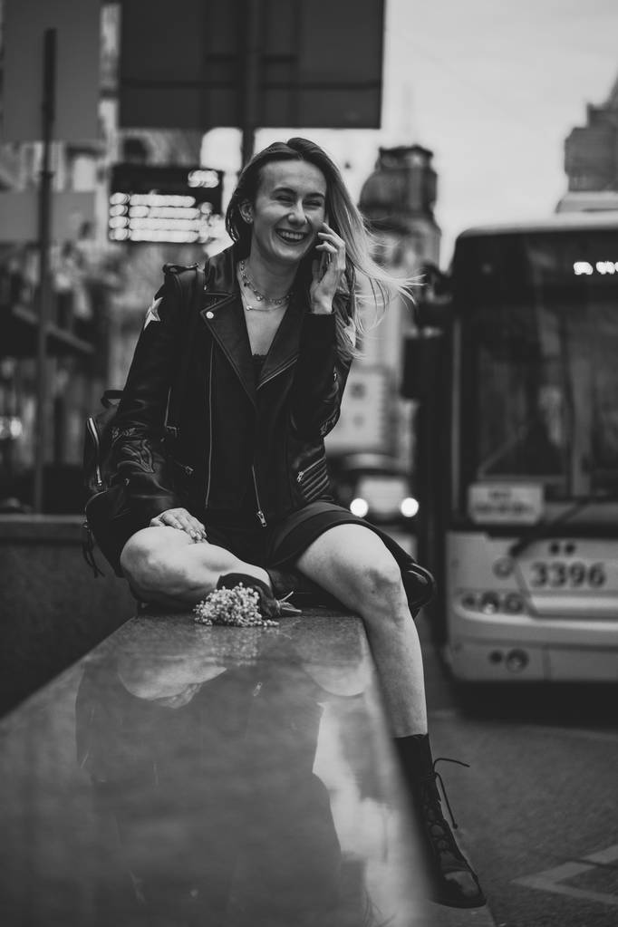 Młoda piękna kobieta spaceruje po mieście w Europie, zdjęcie ulicy, kobieta pozowanie w centrum miasta - Zdjęcie, obraz