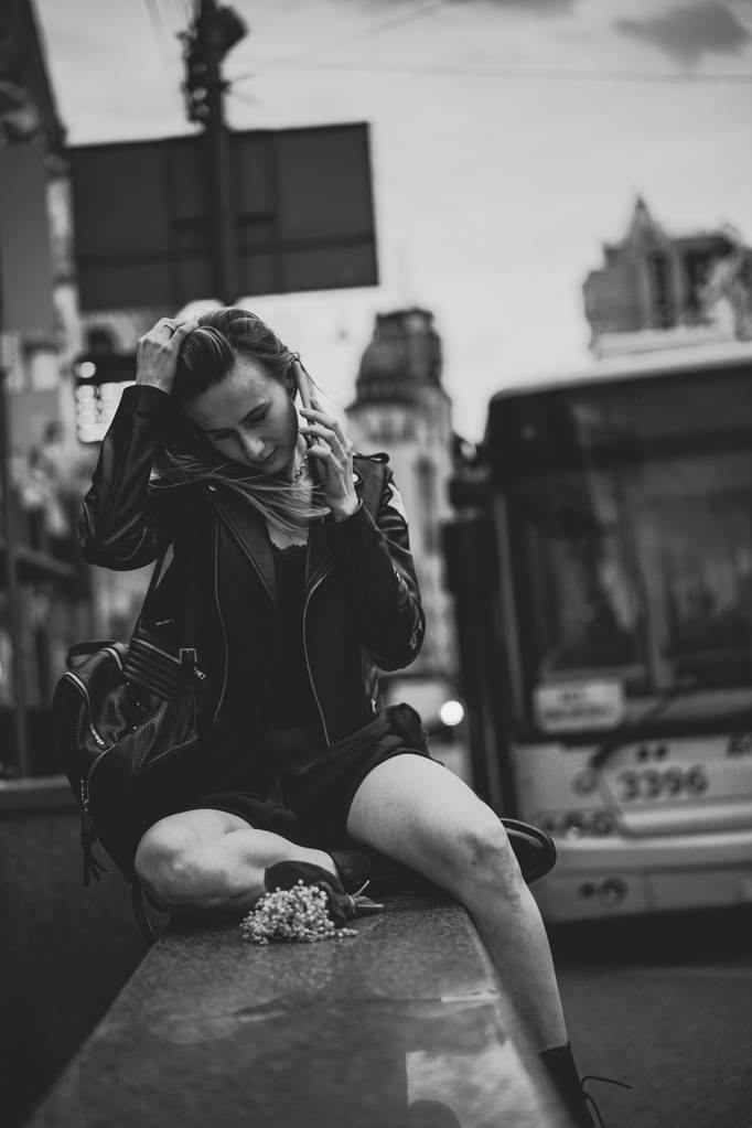 Νεαρή όμορφη γυναίκα περπατά γύρω από την πόλη στην Ευρώπη, φωτογραφία του δρόμου, θηλυκό ποζάρουν στο κέντρο της πόλης - Φωτογραφία, εικόνα