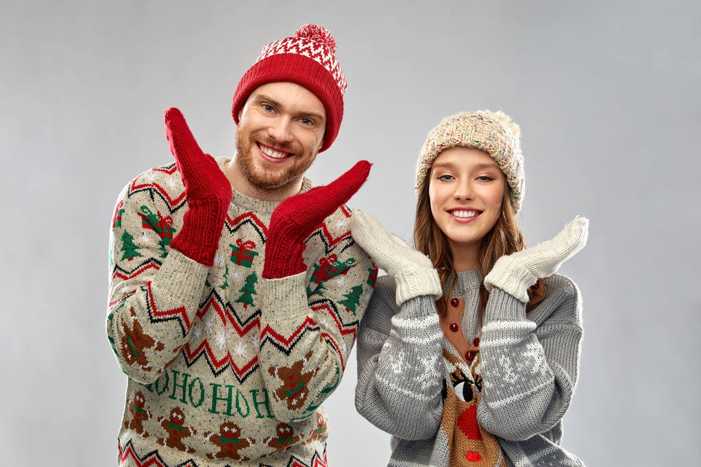 onnellinen pari jouluna ruma pusero puolue - Valokuva, kuva