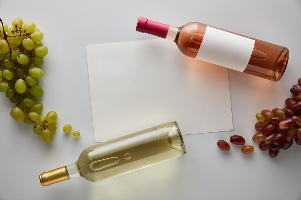 白ワインと白ワインを背景に白ワインと白カードの近くに - 写真・画像