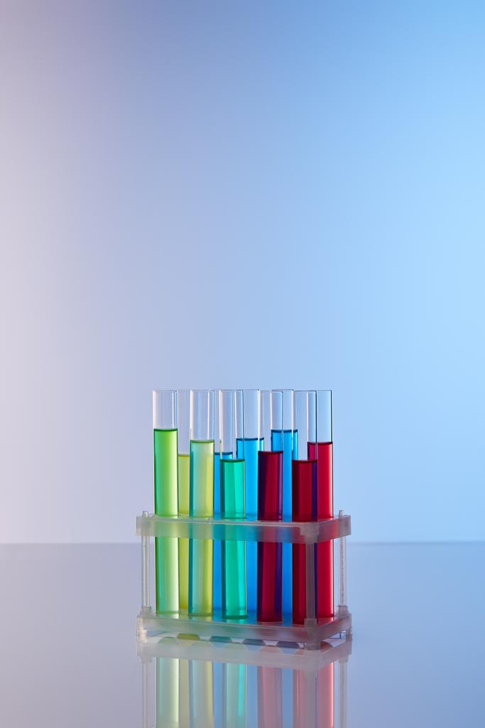 provette di vetro con liquido colorato su sfondo blu
 - Foto, immagini
