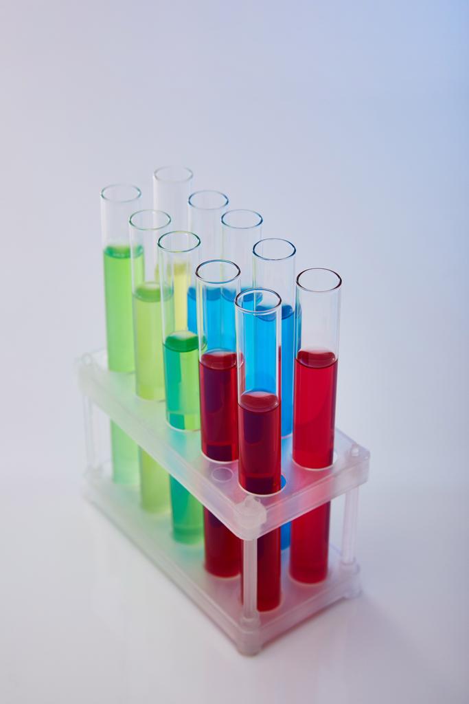 tubos de ensayo de vidrio con líquido colorido sobre fondo blanco
 - Foto, Imagen