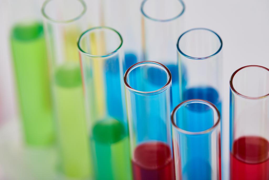 vista de perto de tubos de ensaio de vidro com líquido colorido
 - Foto, Imagem