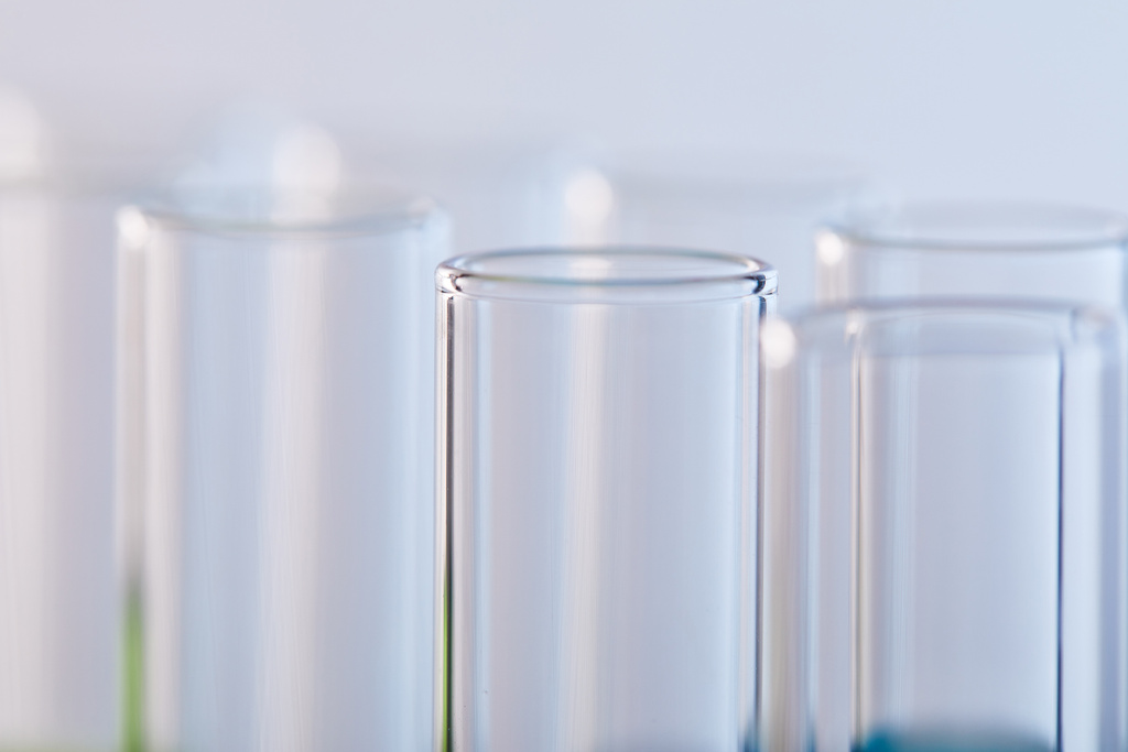 vista de perto de tubos de ensaio de vidro isolados em branco
 - Foto, Imagem