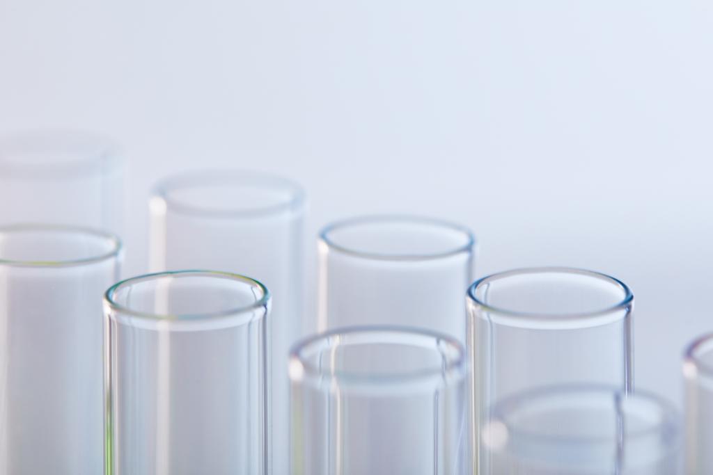 крупним планом вид скляних пробірки ізольовані на білому
 - Фото, зображення