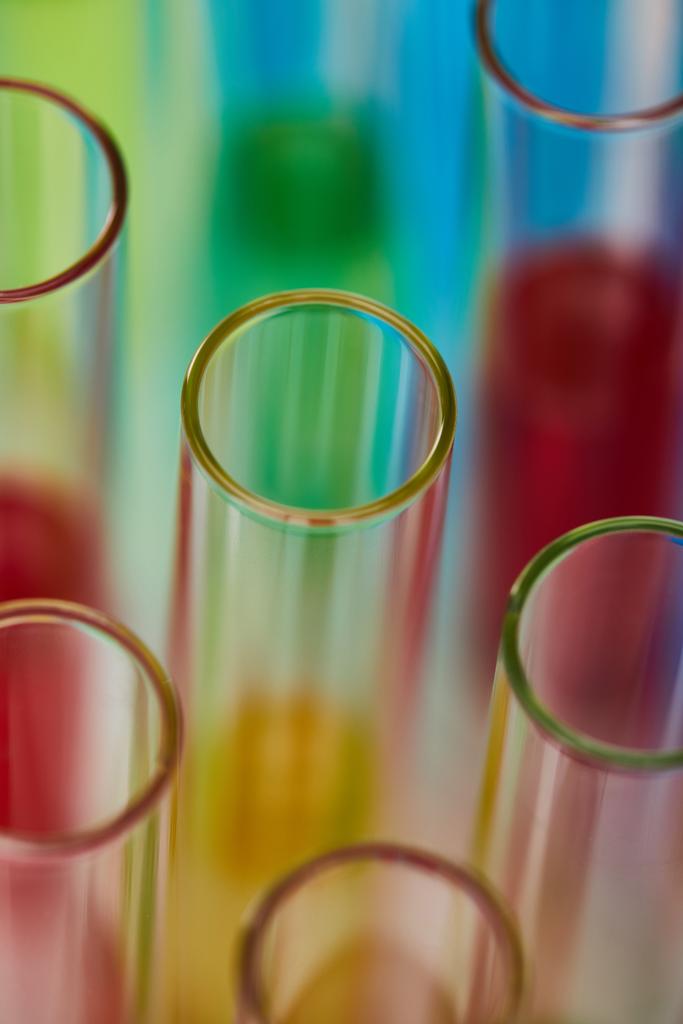 van dichtbij bekijken van glazen reageerbuizen met kleurrijke vloeistof - Foto, afbeelding
