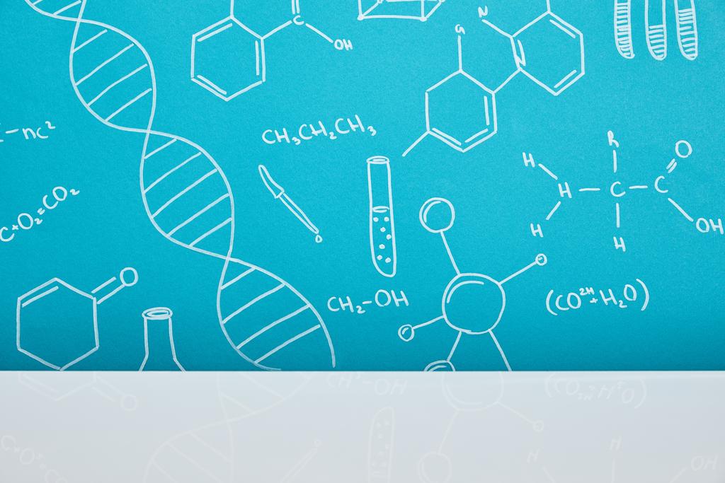sininen tausta molekyylirakenteella merkkejä lähellä valkoista pintaa
 - Valokuva, kuva