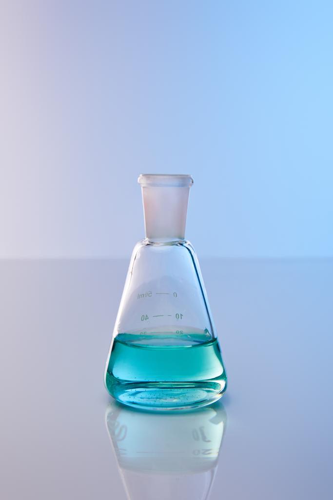стеклянная колба с голубой красочной жидкостью
 - Фото, изображение