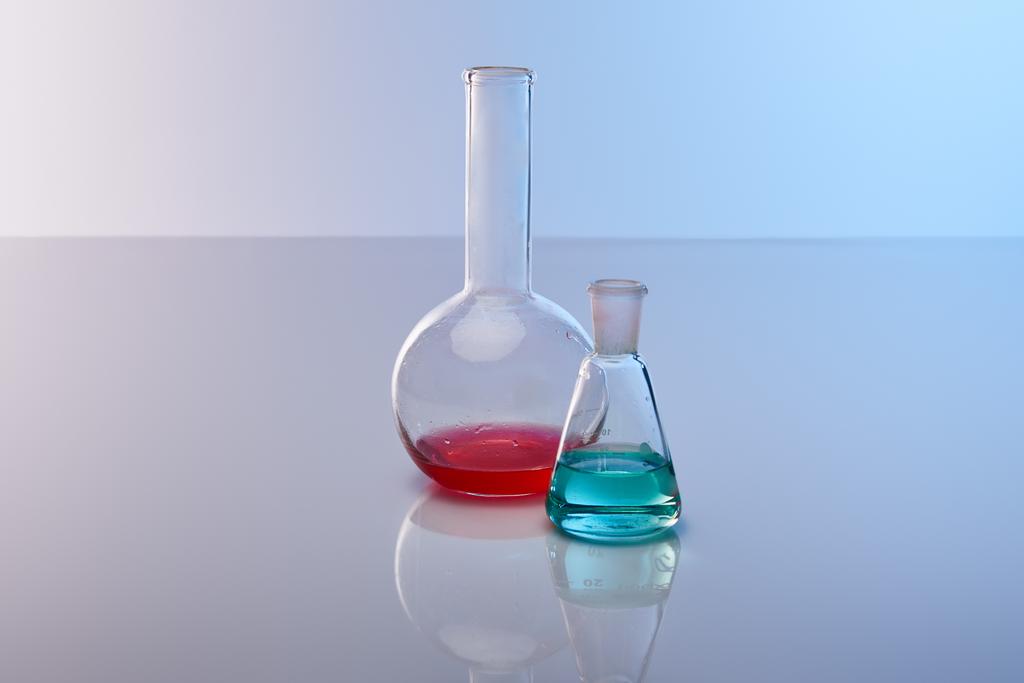 glazen kolven met kleurrijke blauwe en rode vloeistof - Foto, afbeelding
