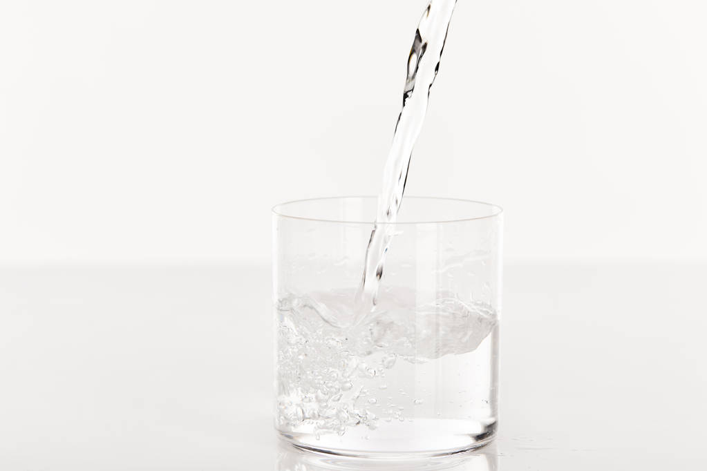 eau douce claire versant dans le verre isolé sur blanc
 - Photo, image