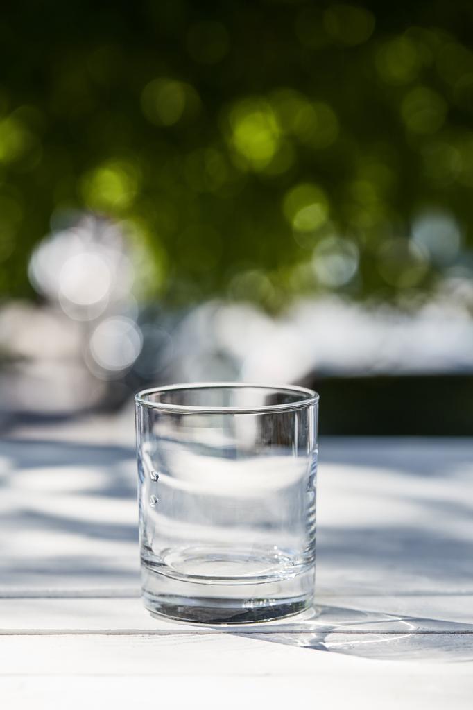 água limpa fresca em vidro transparente no dia ensolarado fora
 - Foto, Imagem