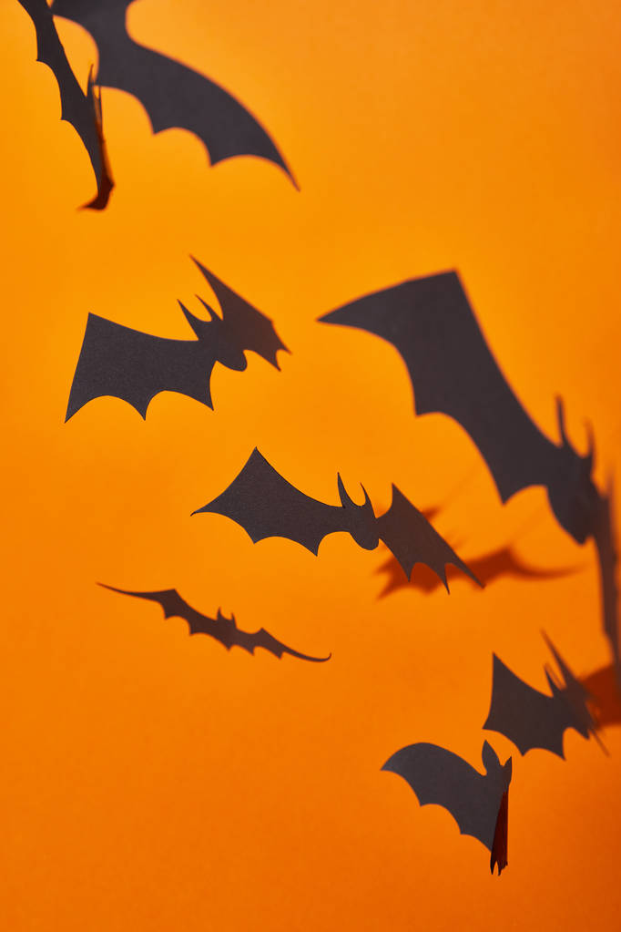 Turuncu arka planda gölgeli kağıt yarasalar, Cadılar Bayramı dekorasyonu - Fotoğraf, Görsel