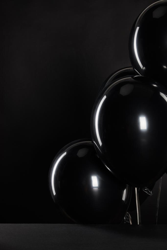 racimo de globos negros aislados en negro, concepto de viernes negro
 - Foto, imagen