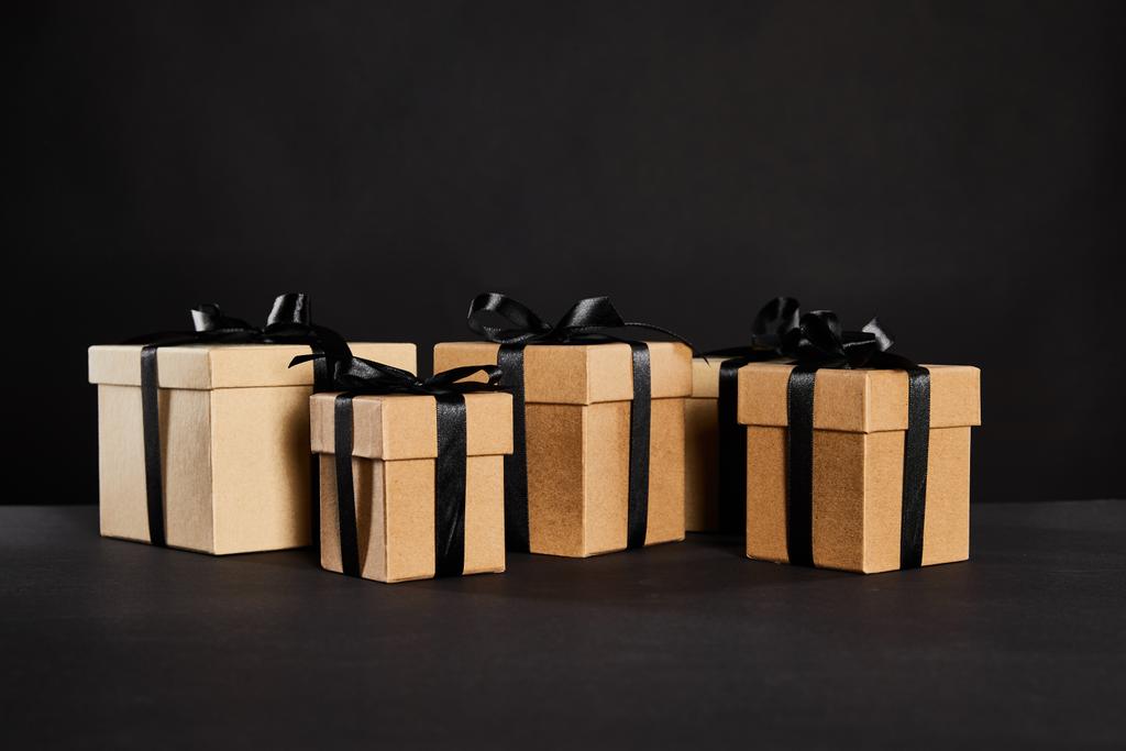 caixas de presente de papelão com fitas pretas isoladas em preto, conceito de sexta-feira preta
 - Foto, Imagem
