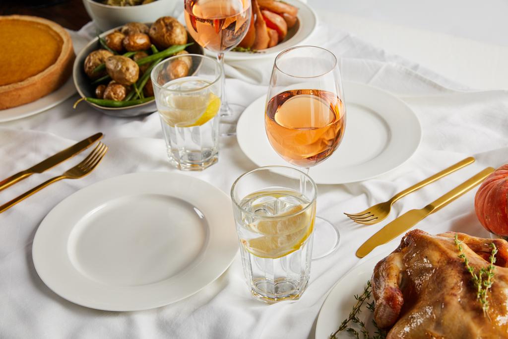白テーブルクロスで焼き野菜と焼き七面鳥とお祝い感謝祭ディナー - 写真・画像