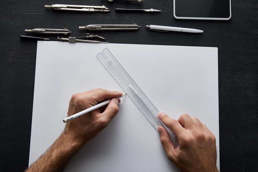 обрізаний вид на малюнок архітектора з олівцем і лінійкою
  - Фото, зображення