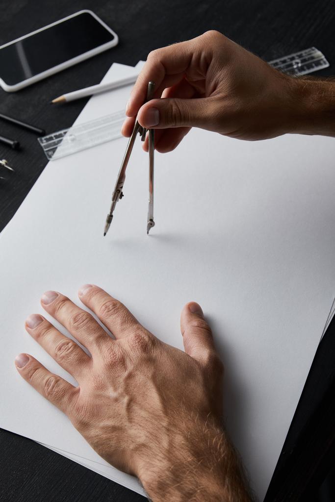 обрізаний вид на малюнок архітектора з компасом на білому папері
  - Фото, зображення