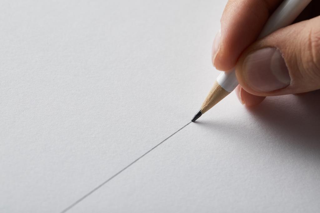 обрізаний вид чоловічої лінії малювання на папері з олівцем
  - Фото, зображення