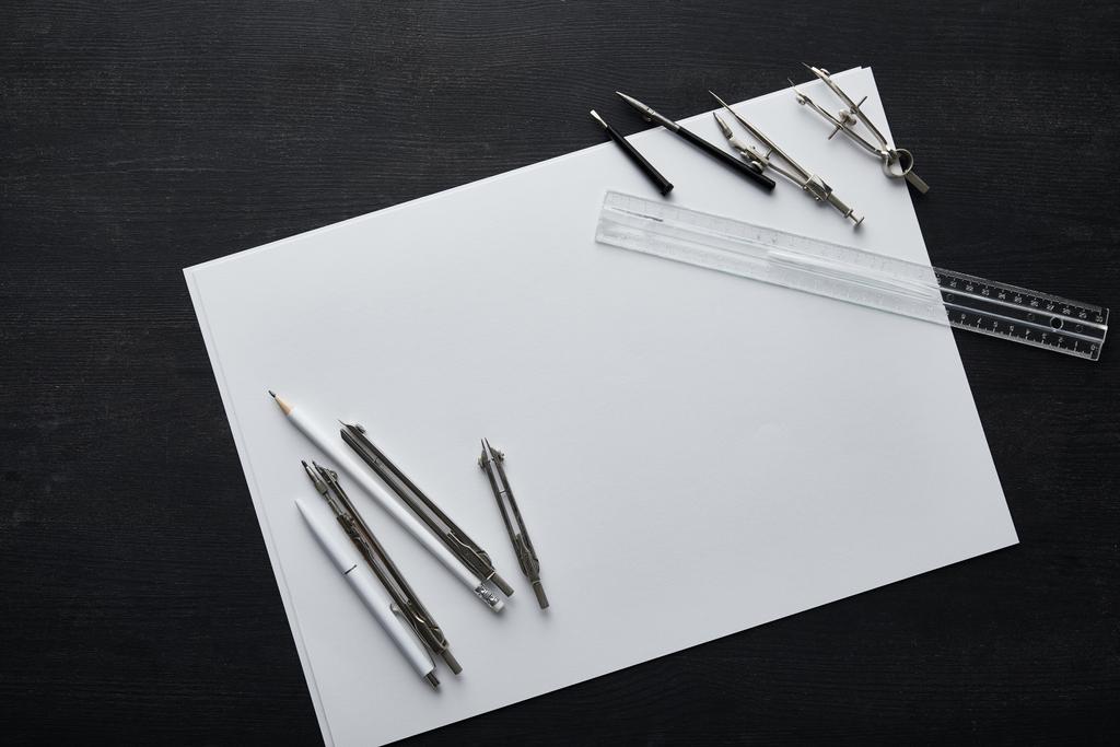 コピースペース 鉛筆 ペン 定規とコンパスのある紙の上からの眺め ロイヤリティフリー写真 画像素材