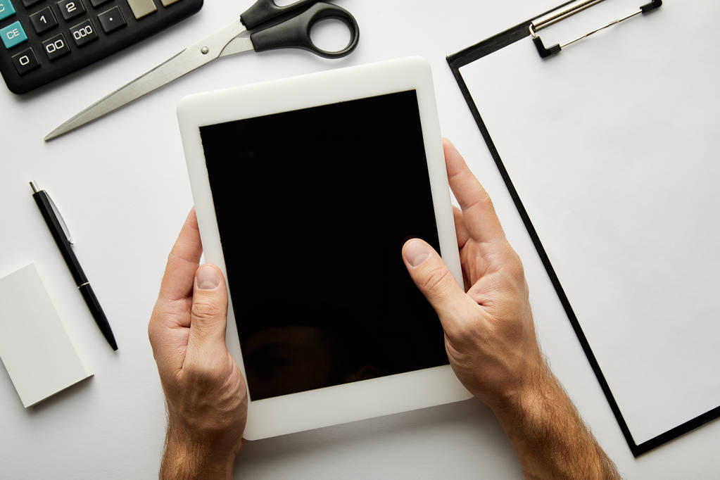 visão recortada do homem segurando tablet digital com espaço de cópia
  - Foto, Imagem