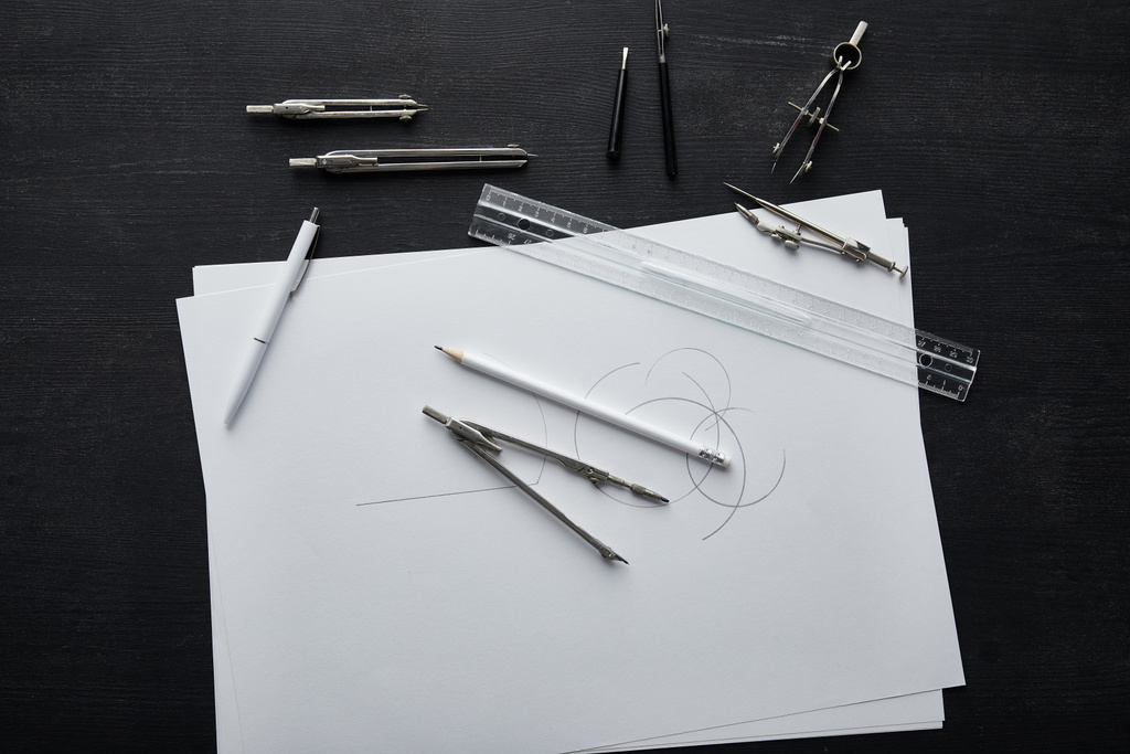 bovenaanzicht van papier met kopieerruimte, potlood, pen, liniaal en passer - Foto, afbeelding