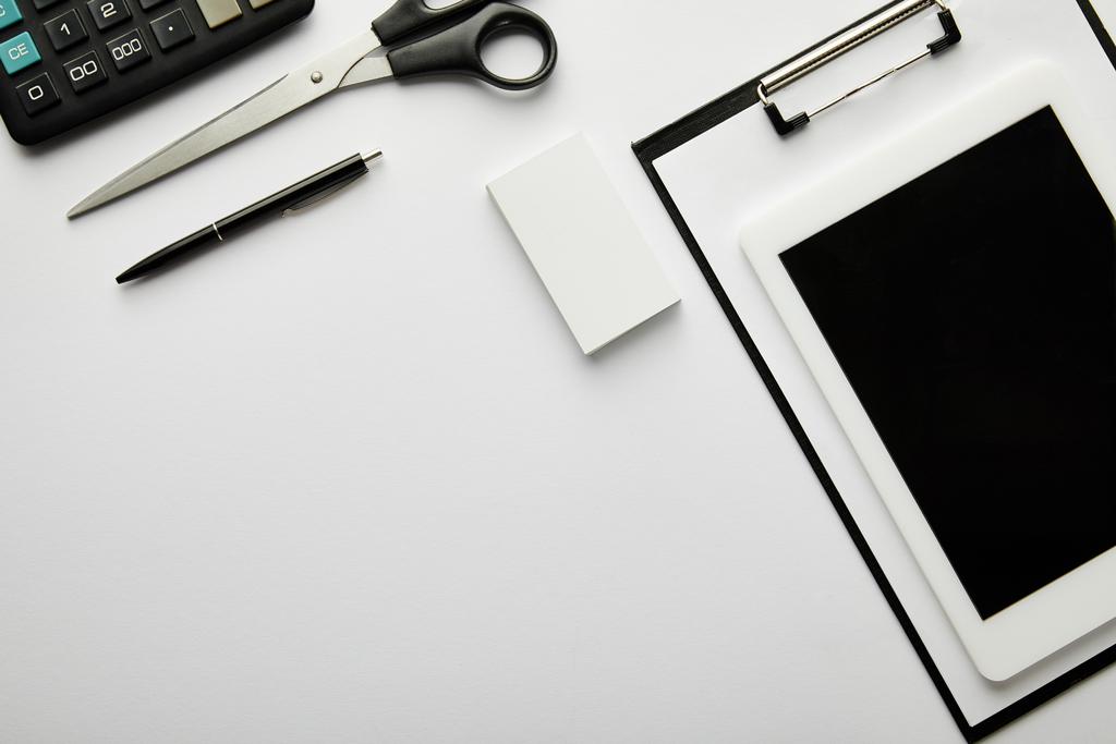 Pano, kalem, kartvizit, makas, hesap makinesi ve dijital tabletin üst görünümü  - Fotoğraf, Görsel