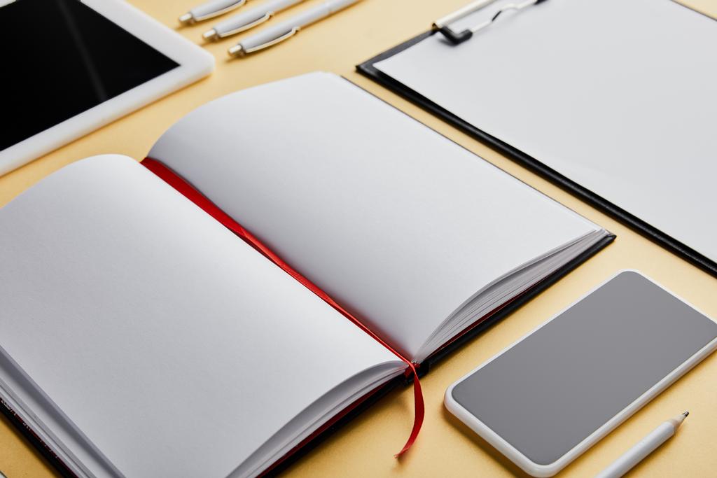notebook, írótábla, tollak, ceruza, okostelefon és digitális tabletta másolási hellyel  - Fotó, kép