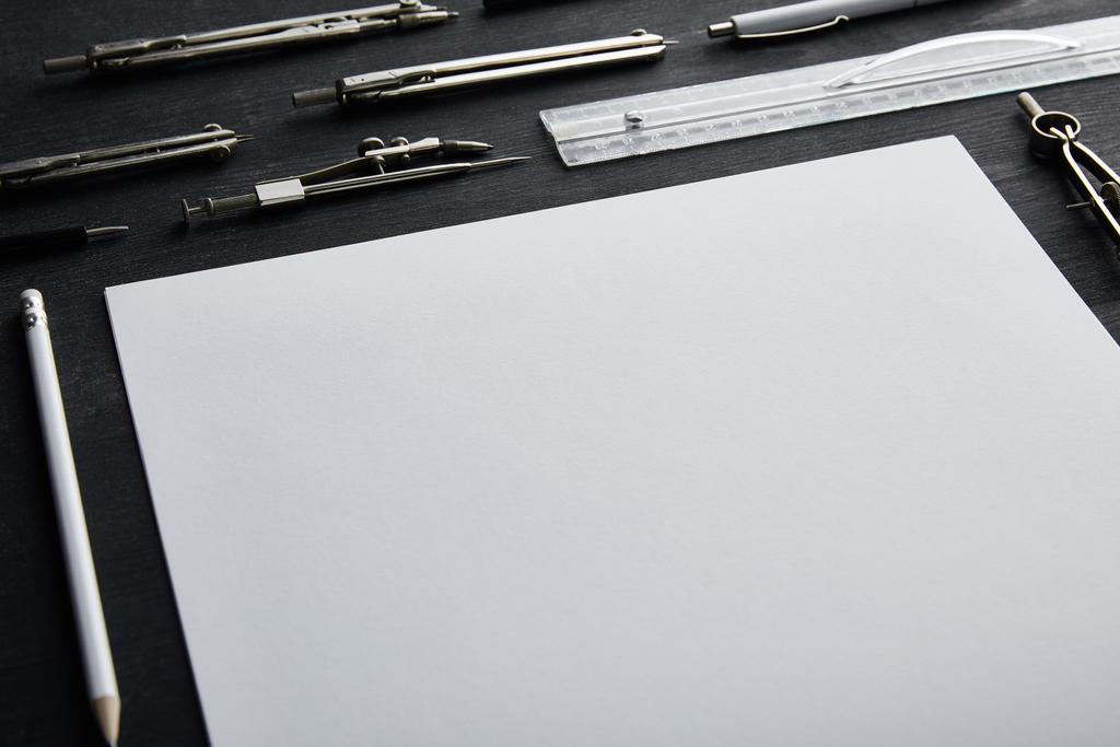 papel blanco con espacio de copia y brújulas, regla, lápiz, pluma en la mesa de madera y negro
  - Foto, imagen