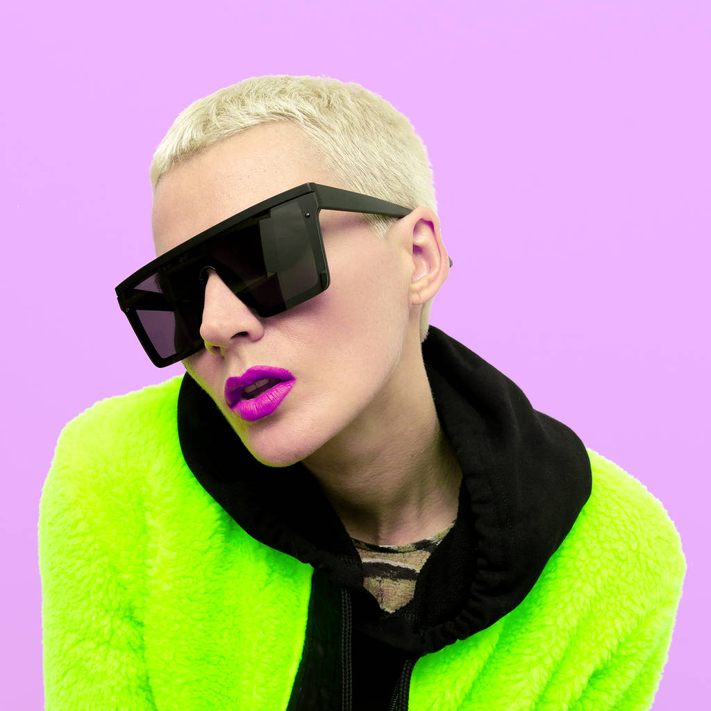 Stylish blonde girl with short hair and trendy sunglasses. Fashi - 写真・画像