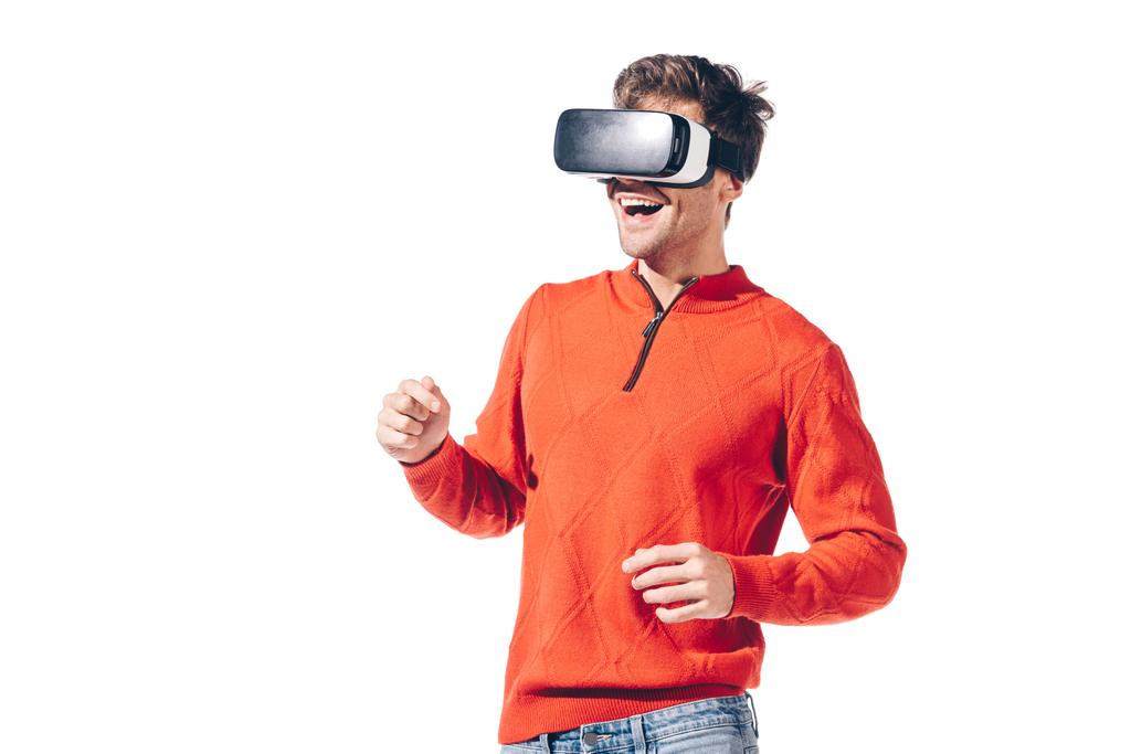 uśmiechnięty mężczyzna korzystający z zestawu słuchawkowego Virtual reality, odizolowany na białym - Zdjęcie, obraz