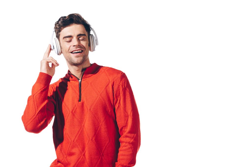 hombre sonriente escuchando música con auriculares, aislado en blanco
 - Foto, Imagen