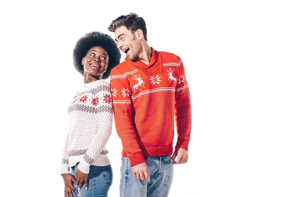 glückliches multiethnisches Paar, das sich gegenseitig ansieht, isoliert auf weiß  - Foto, Bild