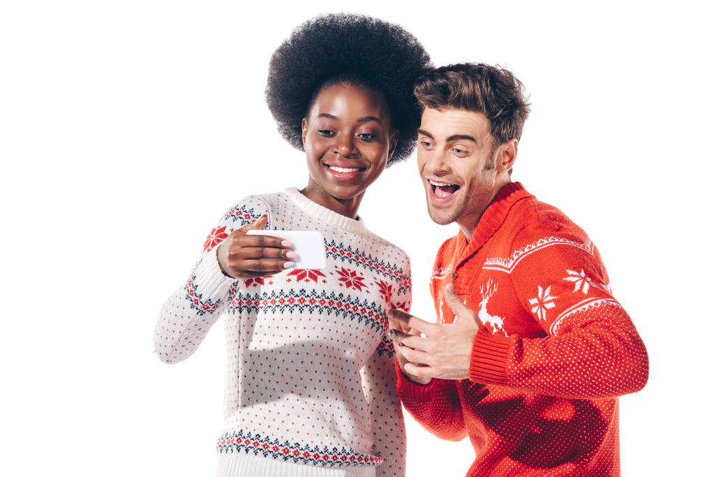 hermosa pareja interracial feliz usando teléfono inteligente, aislado en blanco
 - Foto, Imagen