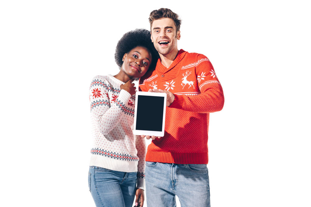 junges gemischtrassiges Paar zeigt digitales Tablet mit leerem Bildschirm, isoliert auf weiß - Foto, Bild