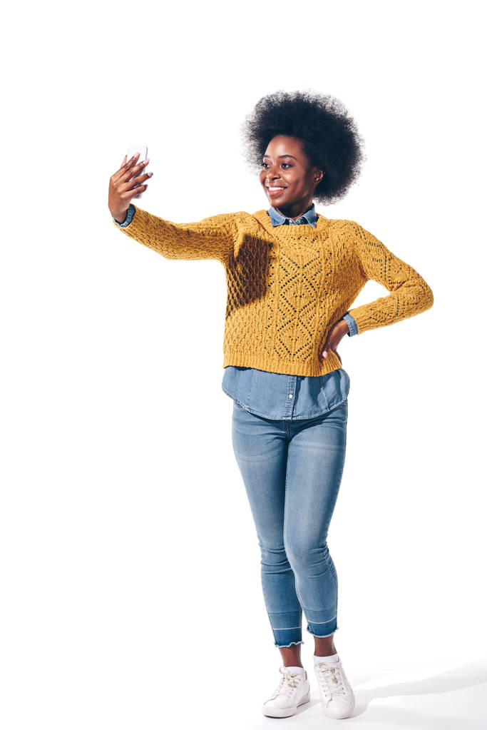 усміхнена афроамериканська дівчина бере селфі на смартфон, ізольована на білому
 - Фото, зображення