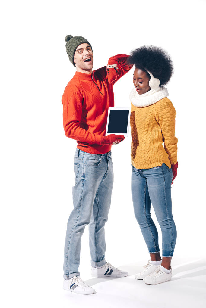 bella coppia multiculturale che punta al tablet digitale con schermo bianco, isolato su bianco
 - Foto, immagini