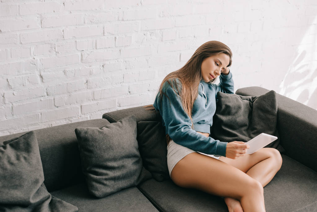 atrakcyjna dziewczyna w majtki za pomocą tabletu cyfrowego na kanapie - Zdjęcie, obraz